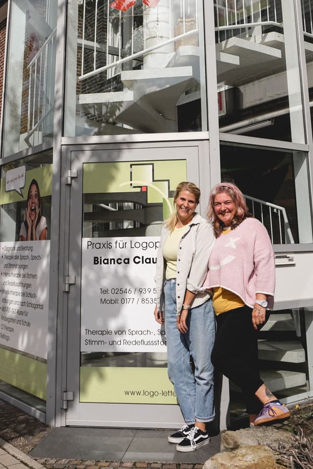 Foto von Vanessa und Bianca vor der Praxis